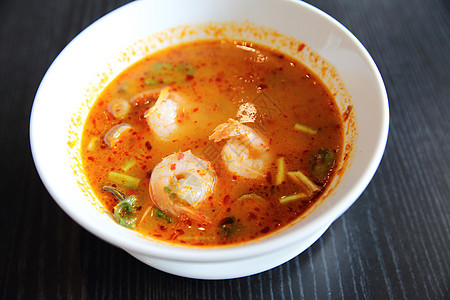 Tom Yum汤 泰国传统辣虾汤盘子牛奶美食柠檬面条椰子胡椒用餐课程午餐图片
