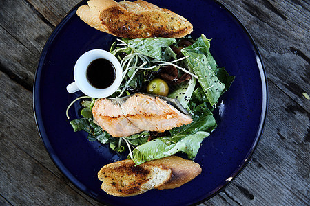 Grilled 鲑鱼牛排鱼片绿色盘子午餐柠檬白色食物牛扒美食蔬菜图片