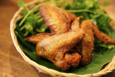 以木本为背景的炸鸡家禽午餐食物晚餐叶子饮食烹饪餐厅木头盘子图片