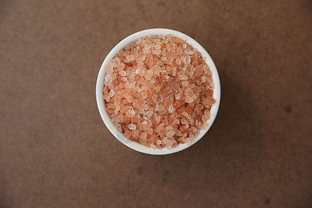 木制上粉红色的叶黑拉扬盐美食调味品香料粉色水晶木头治疗桌子矿物烹饪图片