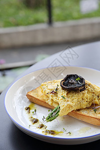 配有面包 和蘑菇的炒鸡蛋盘子煮沸食物小吃早餐午餐营养水煮美食蛋黄图片