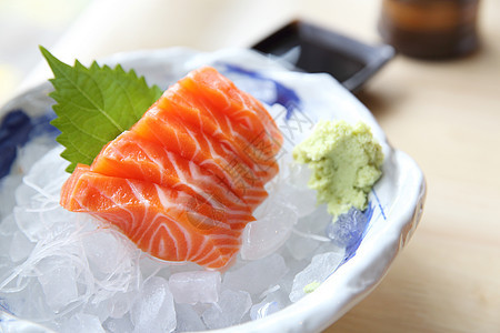 生鱼鱼肉美食海鲜美味盘子木头餐厅沙拉寿司鱼片食物图片