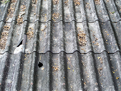 屋顶被打破的树叶排水沟打扫叶子石板封锁建筑工作维修花园刷子图片