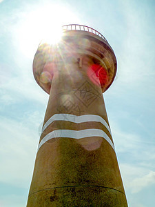 光房子和蓝天空海岸蓝色风暴警告安全地标海滩天空海洋导航图片