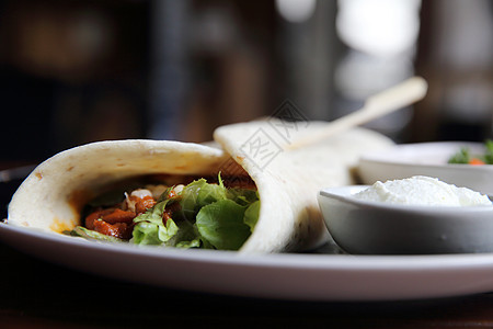 盘子上墨西哥玉米饼加番茄沙拉面包食物牛肉餐厅美食小吃午餐营养黄瓜饮食图片