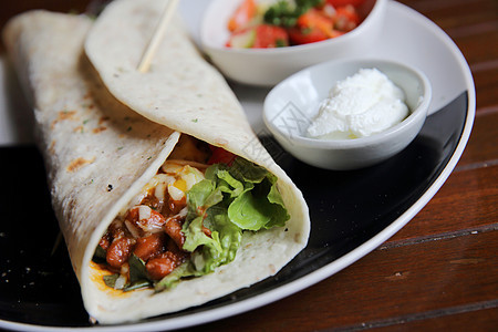盘子上墨西哥玉米饼加番茄沙拉饮食沙拉牛肉营养午餐美食胡椒食物面包蔬菜图片