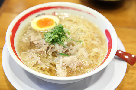 牛肉拉面 日本面条和木本面绿色筷子牛肉午餐猪肉美食烹饪白色食物香菜图片