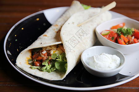 盘子上墨西哥玉米饼加番茄沙拉蔬菜营养牛肉辣椒面包胡椒饮食餐厅沙拉食物图片