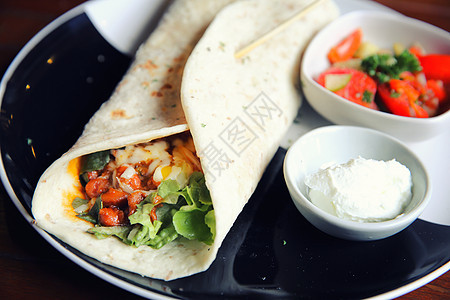 盘子上墨西哥玉米饼加番茄沙拉蔬菜牛肉餐厅美食小吃午餐饮食沙拉辣椒胡椒图片