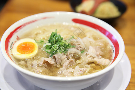 牛肉拉面 日本面条和木本面猪肉香菜牛肉美食盘子白色筷子食物木头午餐图片