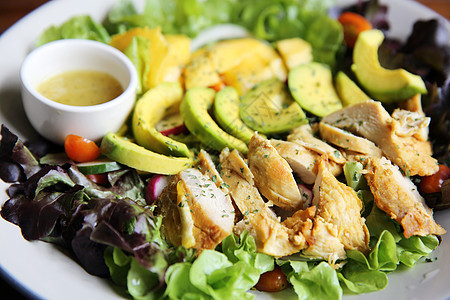 鸡肉烤沙拉和木本底的芒果美食午餐营养食物胸部盘子草药家禽蔬菜饮食图片
