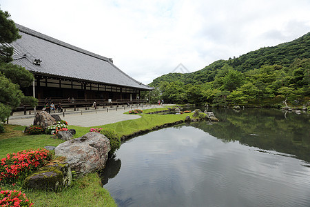 日本圣殿 有日本红门和绿青木叶风景地标宗教城市佛教徒天际景观寺庙建筑学历史性图片