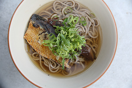 热沙巴面和竹鱼 日本面条食物餐厅蔬菜厨房草木盘子鲭鱼午餐美食图片