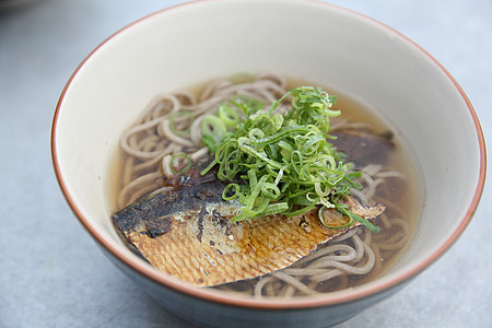 热沙巴面和竹鱼 日本面条食物餐厅厨房鲭鱼美食蔬菜草木午餐盘子图片