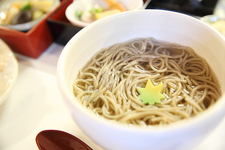 苏巴面条 日本菜美食筷子炒面煮沸盘子食物绿色图片