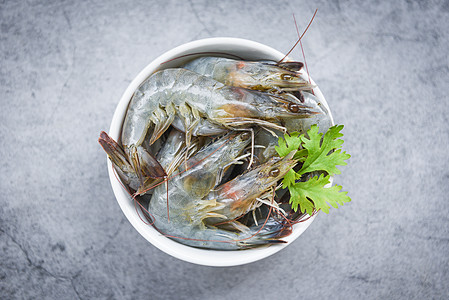 煮海产食品用白碗上的新虾子     生虾肉图片