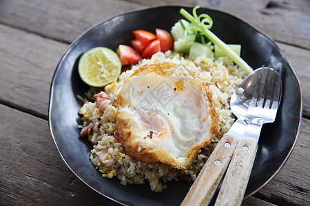 炒猪肉培根大米 用木本蛋和poached蛋食物油炸烹饪美食盘子木头蔬菜文化绿色午餐图片