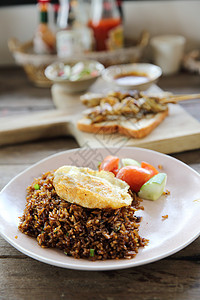 鸡肉和蔬菜的炒米饭 玉米面粉洋葱餐厅食物炒饭海鲜香料油炸筷子美食午餐图片