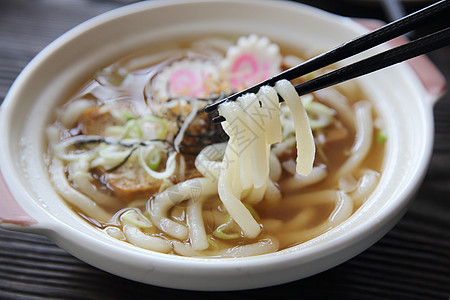 日本食品乌冬面拉面粮食面条盘子豆腐店铺餐具韭葱煮沸蔬菜食物背景图片