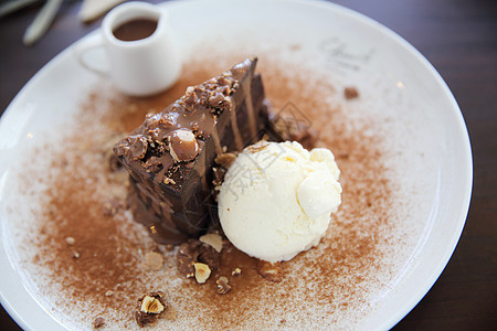 黑巧克力蛋糕和香草冰淇淋咖啡杯食物甜点可可盘子白色图片
