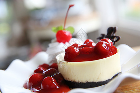 甜点  芝士蛋糕和樱桃酱糕点滴水熟食红色美味盘子浆果奶油水果蛋糕图片