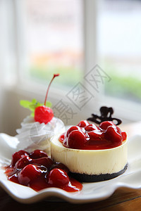 甜点  芝士蛋糕和樱桃酱美食熟食白色糕点薄荷红色滴水蛋糕美味水果图片