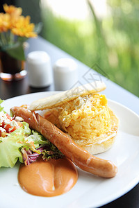配香肠的炒鸡蛋平底锅美食黄色胡椒桌子盘子早餐食物午餐猪肉图片