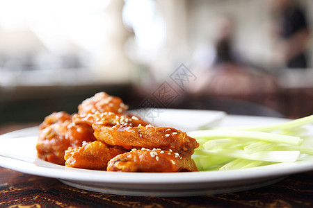 水牛翅炒鸡肉加辣酱芹菜水牛油炸食物拼盘餐厅小吃蔬菜红色酒吧图片