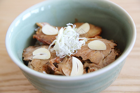 猪肉和日本大米饭教师盘子文化茶树蔬菜午餐大学健康营养白色背景图片