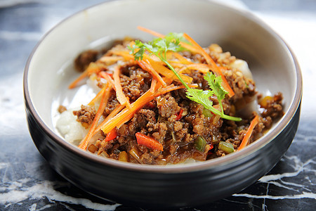 炸面炒牛肉 中国菜筷子营养盘子香料小吃餐巾食物蔬菜木头桌子图片