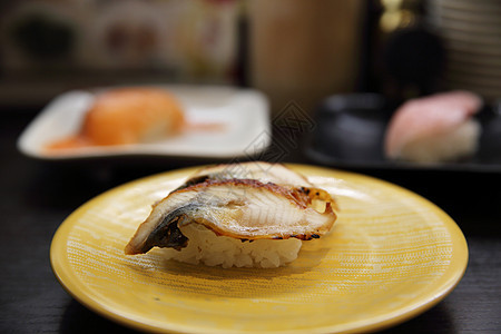 鱼寿司unugi饮食寿司叶子食物小吃鳗鱼午餐木头餐厅美味图片