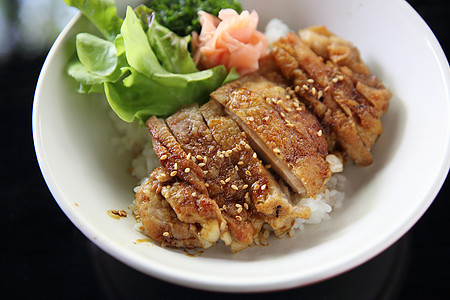 配有大米的田地鸡鸡芝麻棕色沙拉大豆橙子蜂蜜午餐蔬菜炙烤烹饪图片