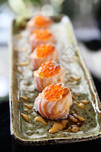 沙门寿司球和鲑鱼鱼子酱海鲜海藻美味食物鱼片盘子白色筷子寿司文化图片