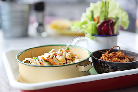 当地泰国菜豆和猪肉糊粘糊米食物蔬菜餐厅沙拉辣椒盘子花生热带柠檬桌子图片