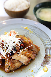 配有大米的田地鸡鸡白色盘子烹饪大豆美食棕色橙子食物炙烤油炸图片