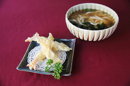 乌东面和虾蔬菜午餐芝麻面条太子海苔洋葱木头小麦筷子图片