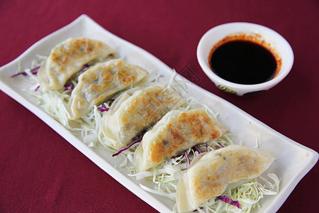 Gyoza 青沙水饺美食点心蔬菜油炸午餐餐厅营养盘子白色图片