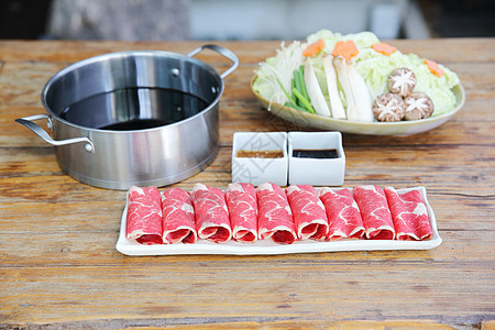 牛肉shabu shabu美食白色盘子食物用餐餐厅蔬菜红色牛肉烹饪图片