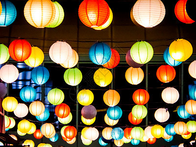 晚上公共广场内室内的雅潘灯彩虹橙子传统灯笼风格神社旅行游客艺术夜市装饰图片