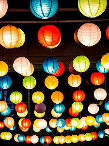 晚上公共广场内室内的雅潘灯彩虹寺庙风格游客节日宗教神社灯笼旅行气球派对背景图片