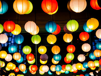 晚上公共广场内室内的雅潘灯彩虹派对寺庙夜市文化节日旅行游客气球艺术风格图片