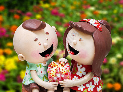 陶瓷娃娃男女孩和亲手送礼物的花花园背面g图片