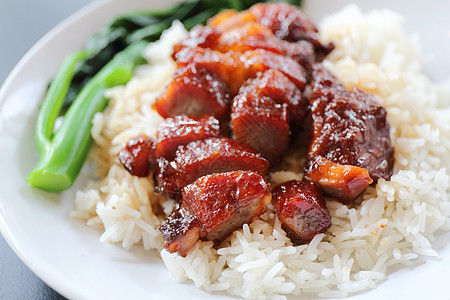 大米烤红猪肉餐厅沙拉蔬菜厨房早餐洋葱美食午餐饮食盘子图片