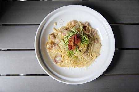 意大利面条加培根盘子香料食物奶油美食白色猪肉营养熏肉烹饪图片