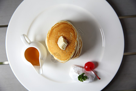 带有蜂蜜和草莓的煎饼糖浆白色黄油营养甜点奶油水果饼子盘子蛋糕图片