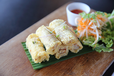 木本底的春卷食物蔬菜油炸猪肉烹饪美食盘子小吃文化图片