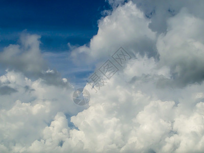 白云和蓝天空晴天阳光蓝色肤色多云季节天气饲料云景太阳图片