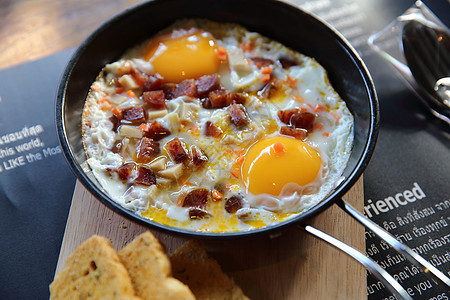 带热锅的炸鸡蛋面包香肠木头早餐饮食美食平底锅猪肉润滑脂厨房图片
