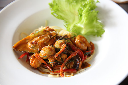 油焖虾带海鲜的意大利面条胡椒蔬菜美食玻璃草药香菜盘子食物烹饪营养背景