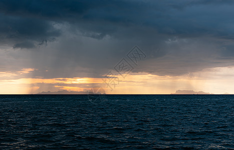 美丽的海滩日落 有大雨云和金光天空风暴场景太阳下雨橙子海浪海岸天堂墙纸天气图片